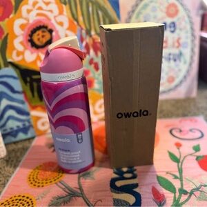 Owala 32oz Insulated FreeSip in the “I <3 U” color-way